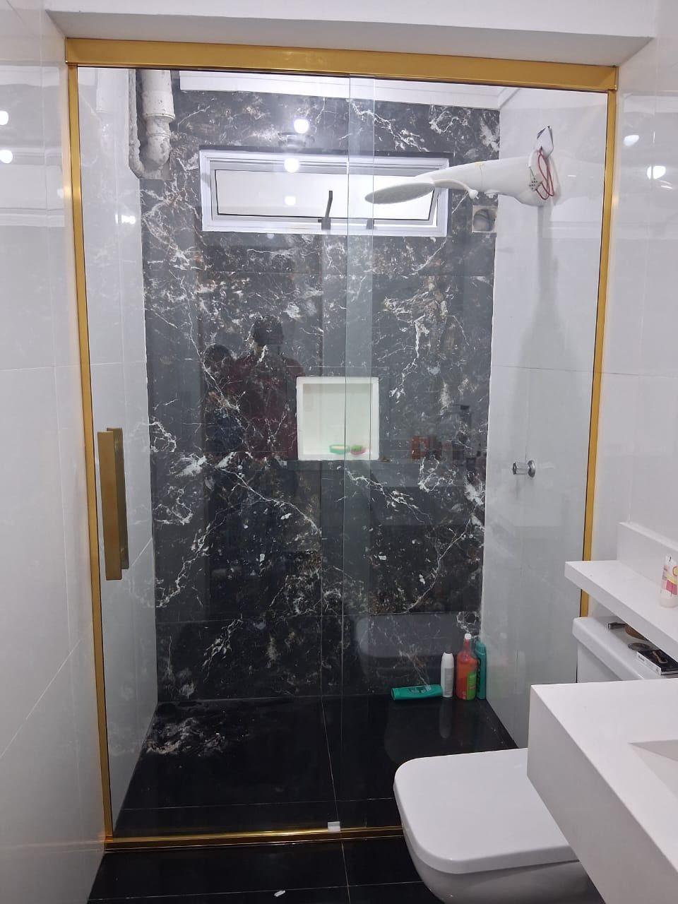 Box de vidro com acabamento em banheiro
