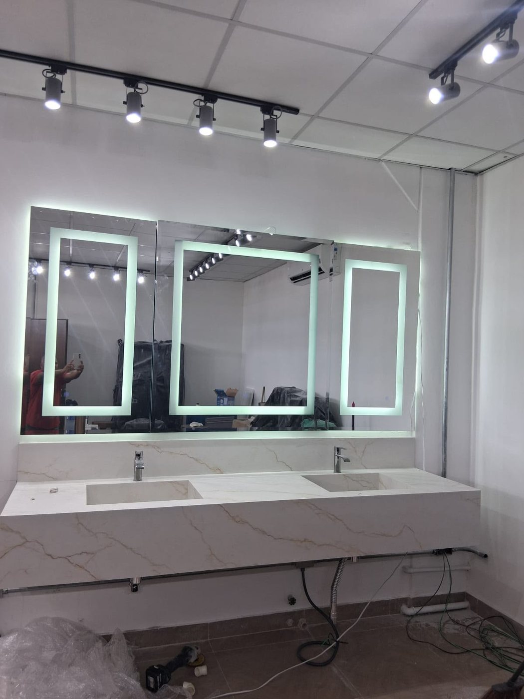 Espelhos grandes instalados em ambiente comercial