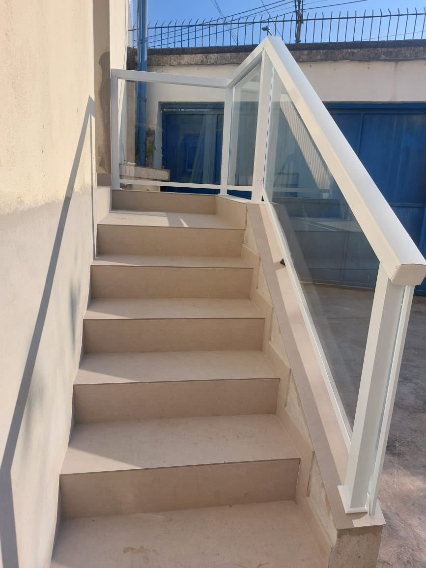 Guarda-corpo de vidro instalado pela Tupper Vidros
