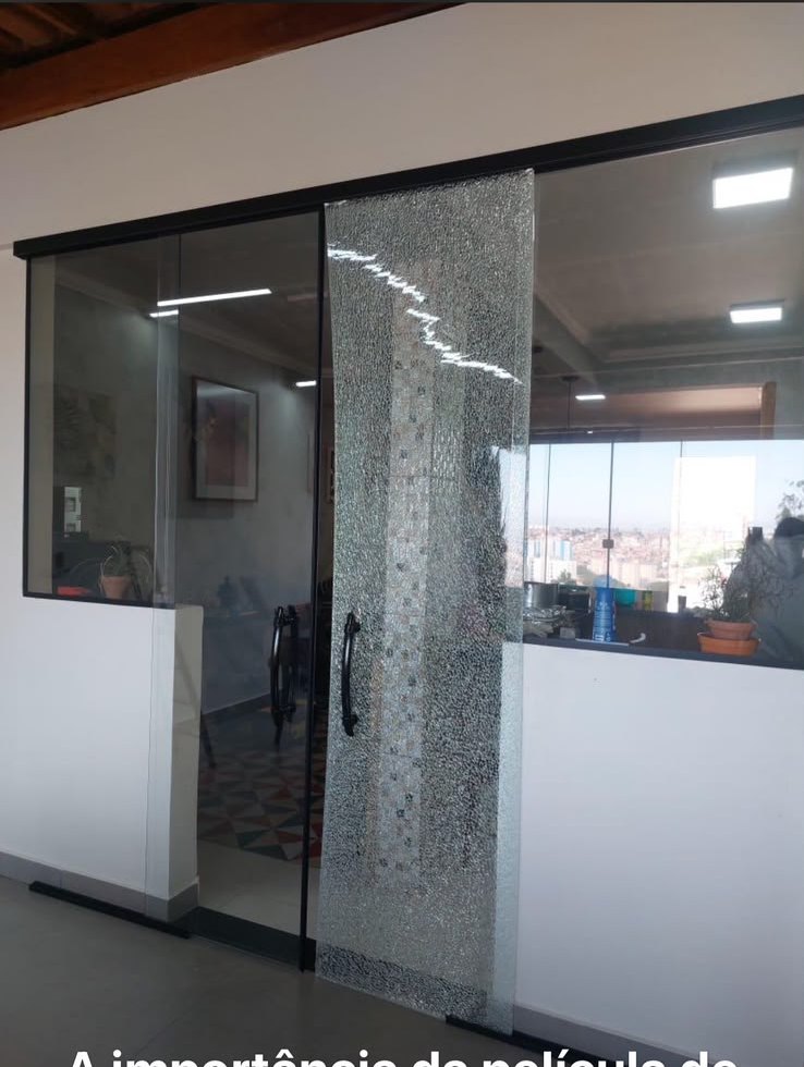 Porta de vidro com película de segurança aplicada pela Tupper Vidros